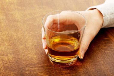 depresyon, alkol yound kadın