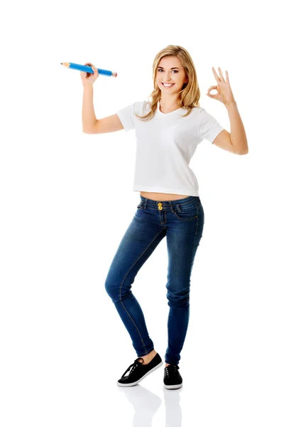 Mujer escribiendo con lápiz —  Fotos de Stock