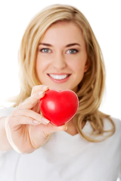 Mulher sorridente com coração vermelho — Fotografia de Stock