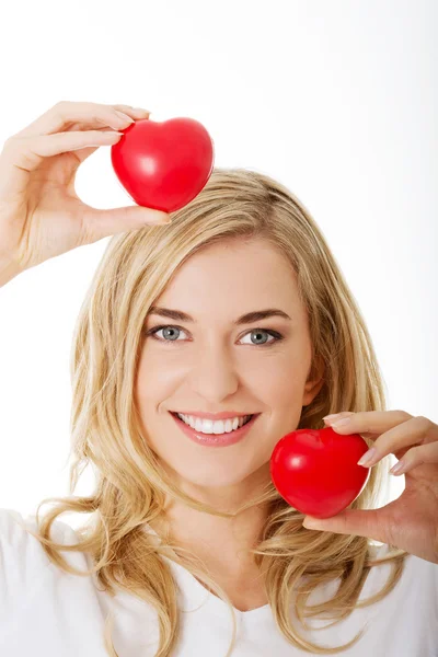 Mujer sonriente con corazón rojo — Foto de Stock