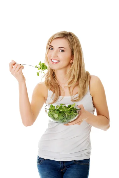 Lachende vrouw eten salat — Stockfoto