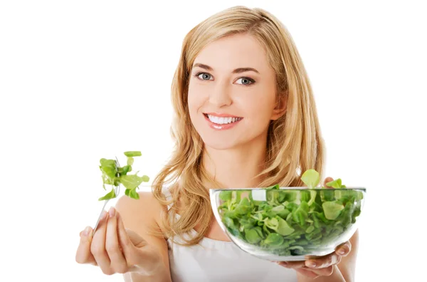 Sorridente donna mangiare salat — Foto Stock