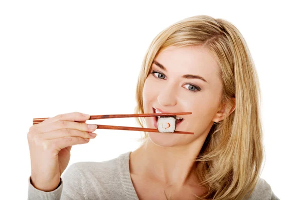 Mulher comendo sushi — Fotografia de Stock