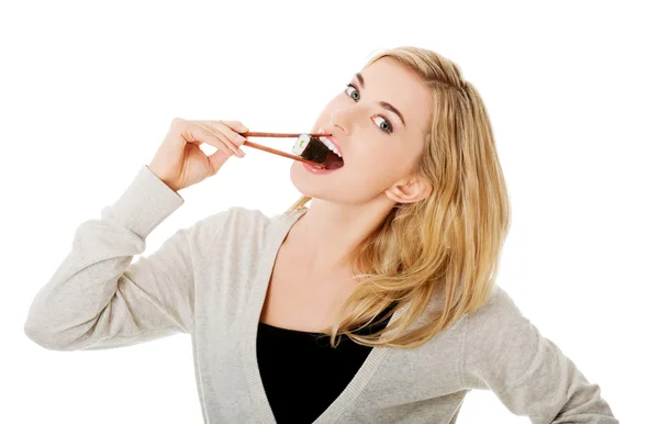 Kvinna äta sushi — Stockfoto