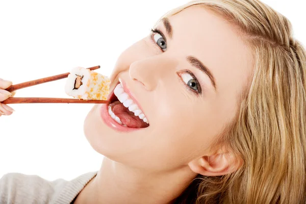 Женщина ест суши — стоковое фото