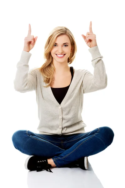 Student woman showing copyspace — Stock Photo, Image