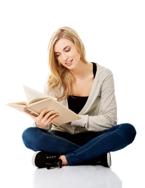 Estudiante mujer con libro — Foto de Stock