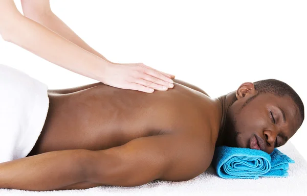 Homme allongé sur une table de massage — Photo
