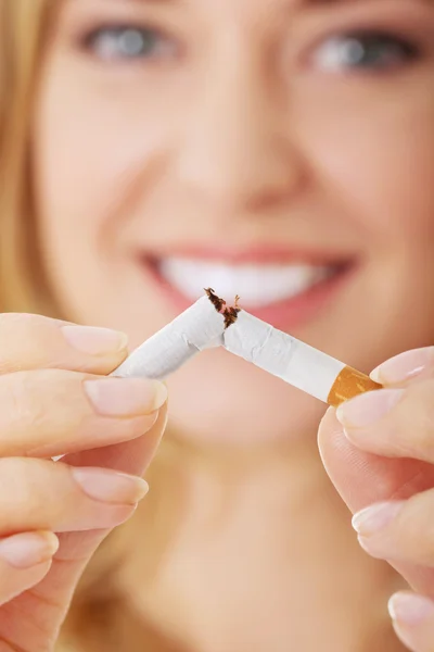 Jovem bela mulher segurando cigarro quebrado — Fotografia de Stock