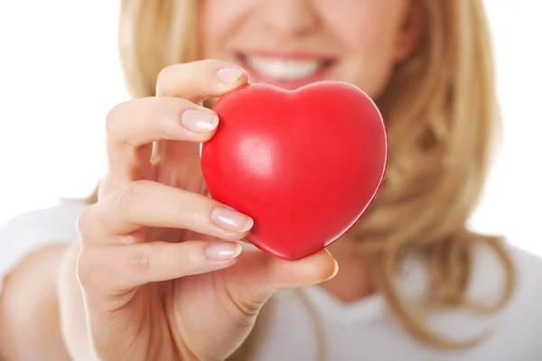 Donna sorridente con cuore rosso — Foto Stock