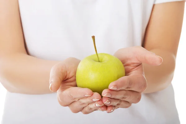 Kvinna med grönt äpple — Stockfoto