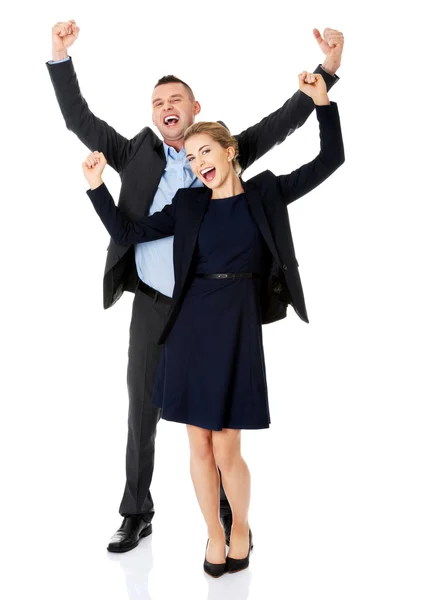 Победоносная деловая пара с поднятыми руками — стоковое фото