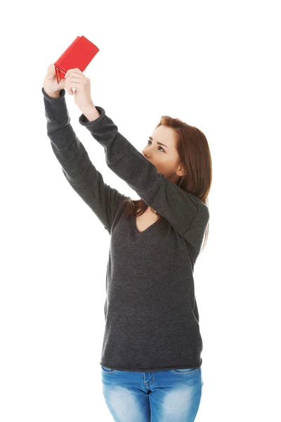 Jeune femme caucasienne avec portefeuille vide — Photo