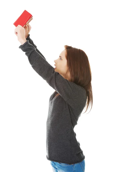 Young caucasian woman with empty wallet — Stock Photo, Image