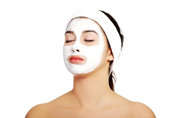 Femme détendue avec un masque facial nourrissant — Photo