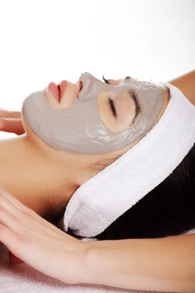 Mulher relaxada com uma máscara facial nutritiva — Fotografia de Stock