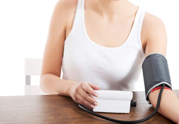 Woman measures her blood pressure — Stock Photo, Image