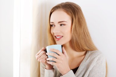 güzel bir beyaz kadın sıcak kahve içme