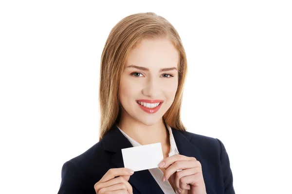 Piękna kobieta uśmiechający się z businesscard — Zdjęcie stockowe