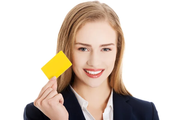 Hermosa mujer de negocios sonriente con tarjeta de visita —  Fotos de Stock