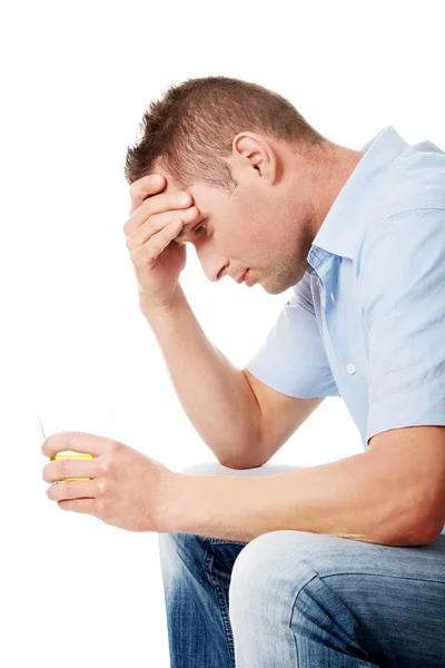 Yound mannen i depression, dricka alkohol — Stockfoto