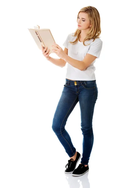 Estudante mulher com livro — Fotografia de Stock