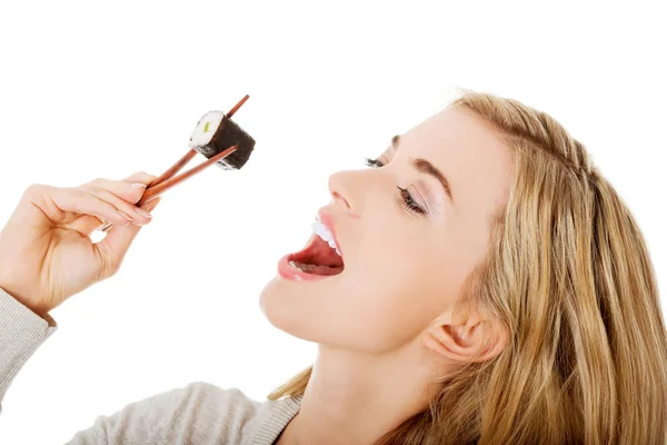 Mulher comendo sushi — Fotografia de Stock