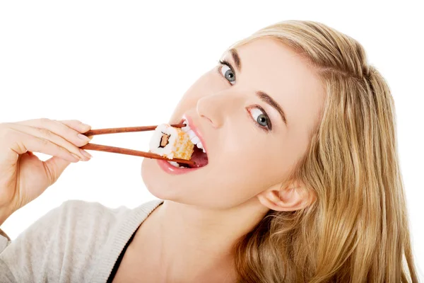 Femme mangeant des sushis — Photo