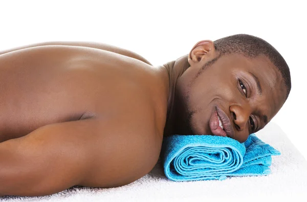 Homem deitado em uma mesa de massagem — Fotografia de Stock