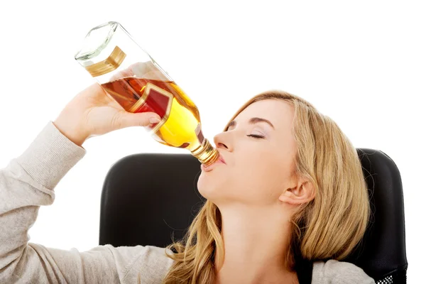 Yound woman in depression, drinking alcohol — Stock Photo, Image