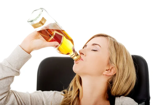 Yound mujer en depresión, beber alcohol — Foto de Stock