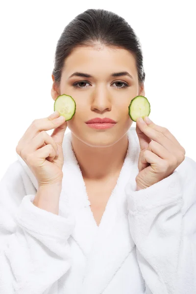 Mulher bonita recebendo máscara facial de pepino — Fotografia de Stock