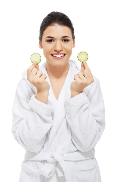 Hermosa mujer recibiendo máscara facial de pepino — Foto de Stock