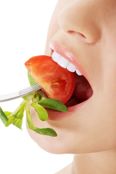 Mulher sorrindo comer salat — Fotografia de Stock