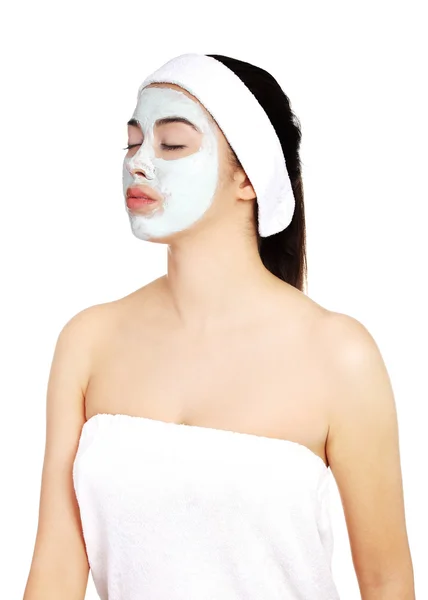 Mujer relajada con una mascarilla nutritiva — Foto de Stock