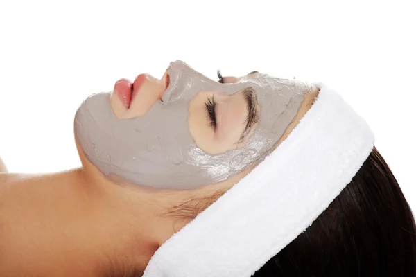 Avslappnad kvinna med en närande ansiktsmask — Stockfoto