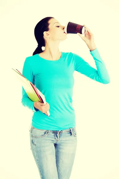 Junge Studentin oder Geschäftsfrau trinkt Kaffee oder Tee — Stockfoto