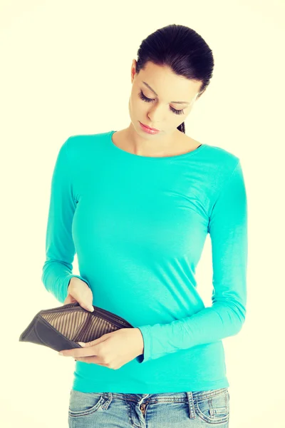 Jovem mulher mostra sua carteira vazia . — Fotografia de Stock