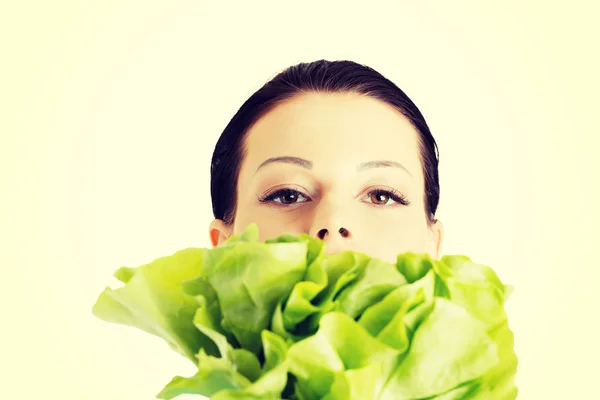 Ritratto di attraente donna caucasica con salat — Foto Stock