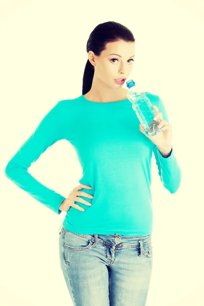 Mujer con botella de agua mineral , —  Fotos de Stock