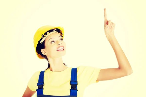 Mujer trabajadora de la construcción apuntando al espacio de copia —  Fotos de Stock