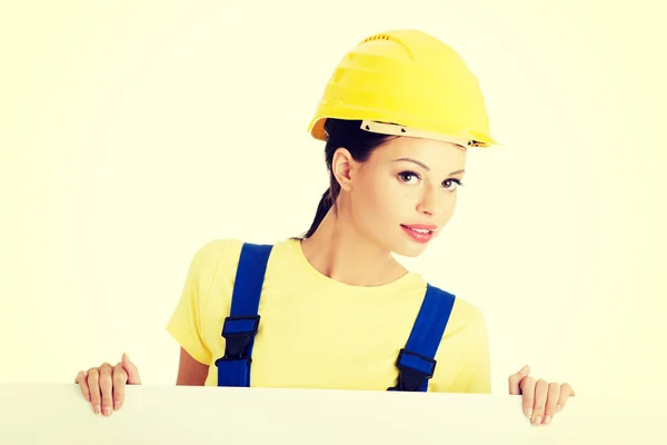 Female construction worker with blank board — Stock Photo, Image