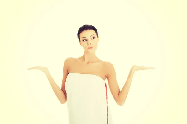 Счастливая женщина в полотенце показывает пространство для копирования — стоковое фото