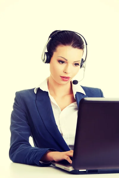 Linda jovem assistente de call center na mesa — Fotografia de Stock