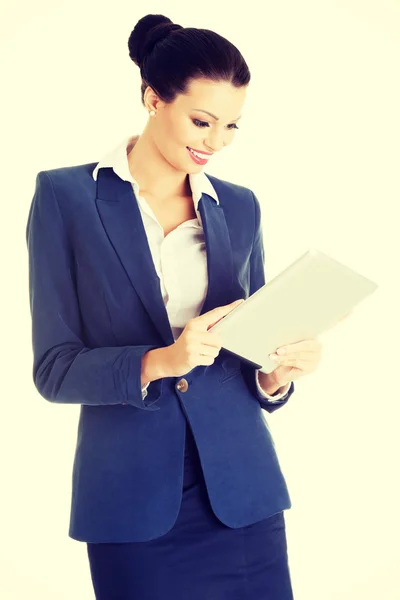 Obchodní žena držící tabletový počítač — Stock fotografie