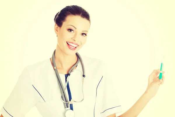 Kadın doktor veya hemşire holding şırınga — Stok fotoğraf