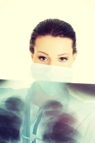 Kobieta lekarz patrząc na zdjęcia radiografii — Zdjęcie stockowe