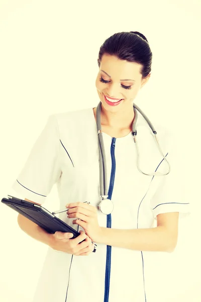 Médecin féminin utilisant un ordinateur tablette — Photo
