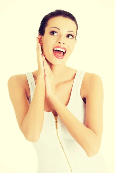 Mujer joven sonriente en vestido sexy blanco . — Foto de Stock