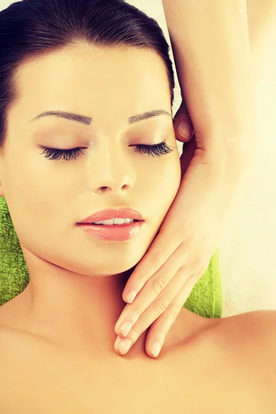 Gezicht massage therapie aan spa salon — Stockfoto
